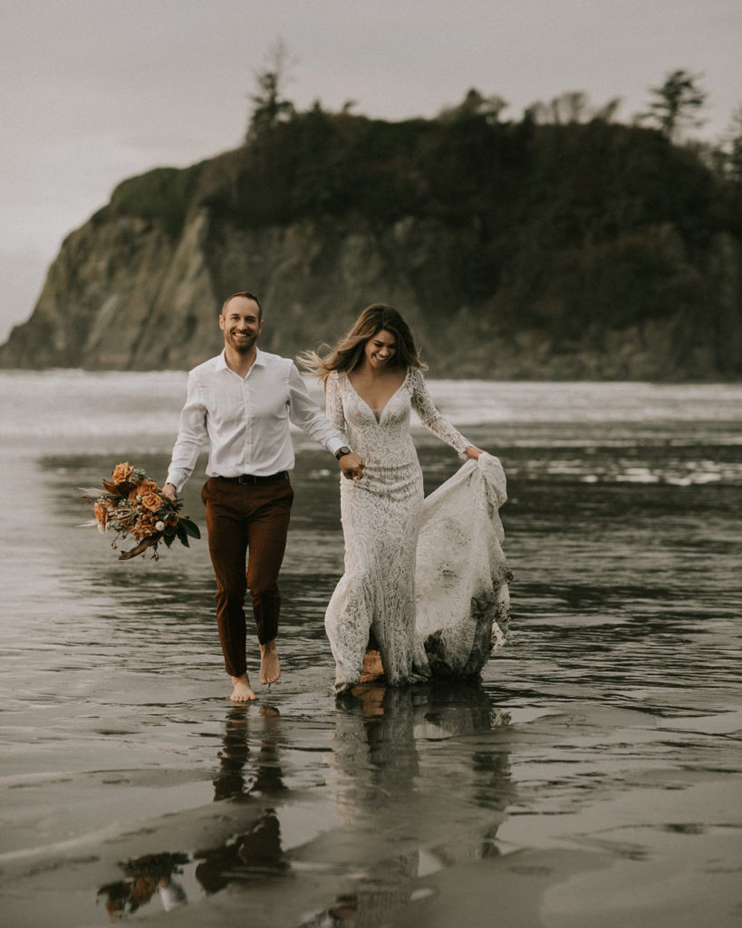 Are you looking to elope in Washington State but wondering how to do it? This blog gives you the exact elopement planning checklist you need 