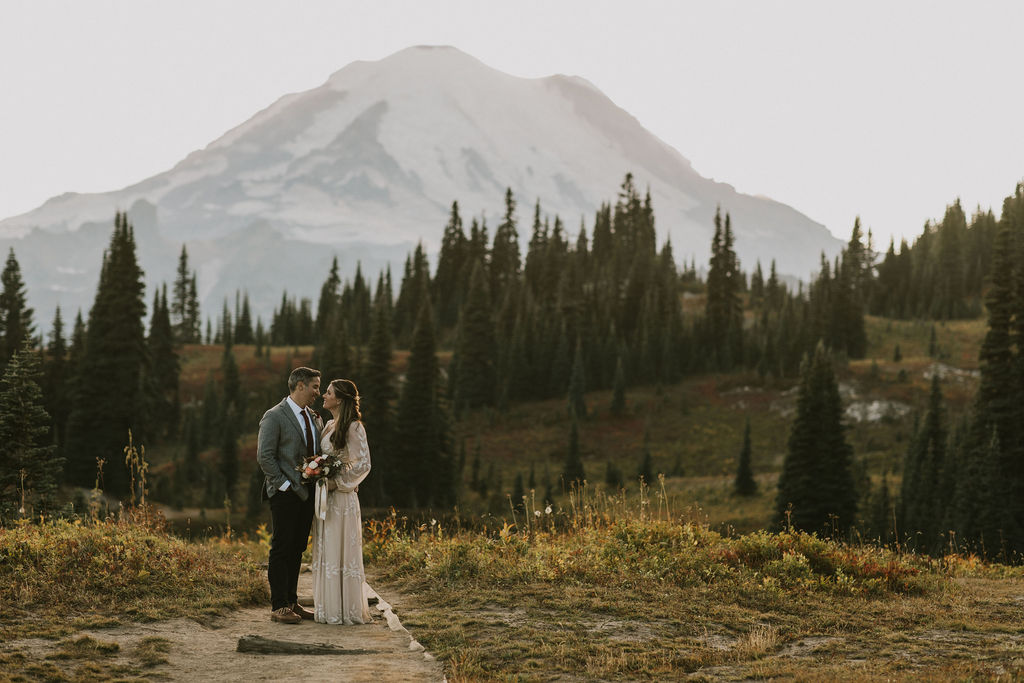 Are you looking to elope in Washington State but wondering how to do it? This blog gives you the exact elopement planning checklist you need 